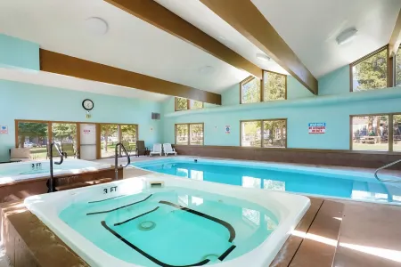 2Br Lake Dillon Escape w/ Pool & Hot Tub!