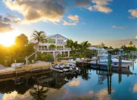 Sleeps 10 - Private house with 110’ of Deep Water Dockage, Pool, Hot Tub & more!