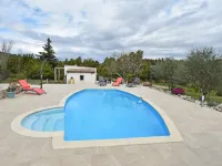 Tranquil Villa with Pool - Huvilat