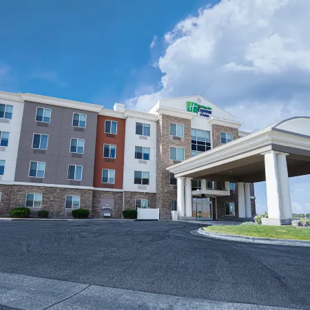 Holiday Inn Express & Suites ONTARIO by IHG