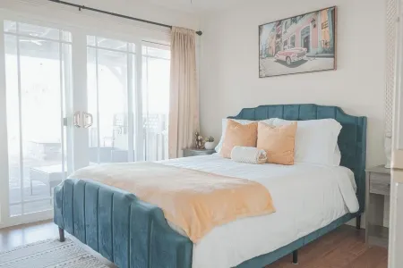 Home w/Pool & Jacuzzi, Short Drive to Monterey/Carmel Beach Отели рядом с достопримечательностью «Салинас»