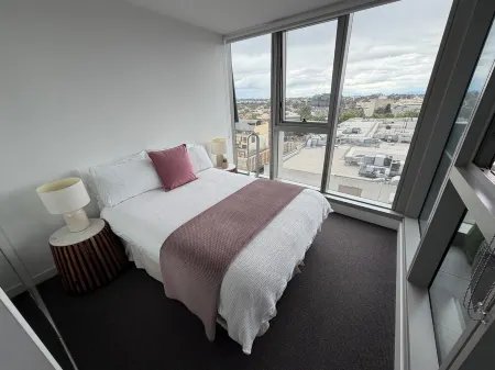 Rise to the Top! Modern 2 Bedroom w/Balcony, Gym, Pool, Spa, Sauna & Steam room Отели в г. Муни Пондс