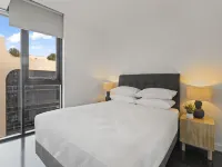 Modern 1-Bed Apartment Close to Attractions