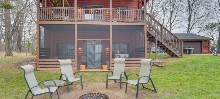 Modern Log Cabin w/ Rec Room, Steps to Lake! Отели в г. Пайн