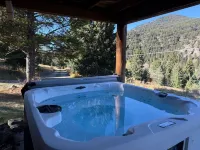 Big Sky Cabin • Fresh Remodel,Luxe Furnishings & Private Hot Tub • Close to Town