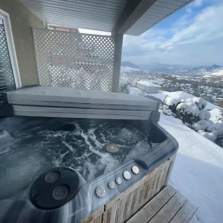 20 Klm from SilverStar in Vernon with Private Hot Tub