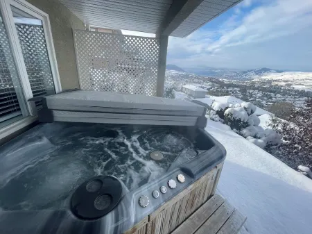 20 Klm from SilverStar in Vernon with Private Hot Tub