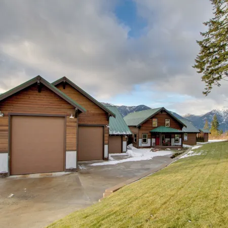 Shared Game Room: Dazzling CLE Elum Home