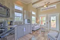 Modern Sunset Cabin w/ Wood Fire Pit! - Parkplatz