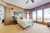Lakefront Estate: Stunning Views, Deck, Bar & Dock - 3 tähden