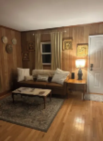 The Charming Country Cottage-Welcomes you and your pet!