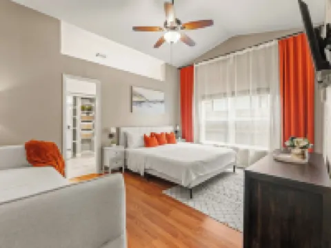 Spacious Master King Bed  Suite, & Fast wi-fi, Mins to Convention Center