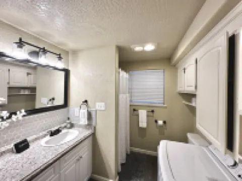 Charming Retreat with Kitchen and Washer Dryer - Cozy Oasis in Downtown