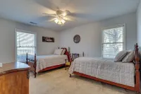 Lovely Decatur Home w/ Yard ~ 6 Mi to Town! - parking
