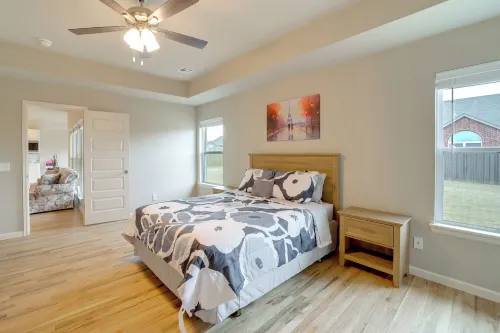 Private Yard & Patio: Bright Glenpool Getaway - Homestays