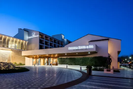 Portola Hotel & Spa Отели рядом с достопримечательностью «Кафедральный собор Сан Карлос»