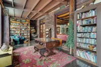 Expansive Eagle Lake Escape w/ Boathouse + Beach - Villas