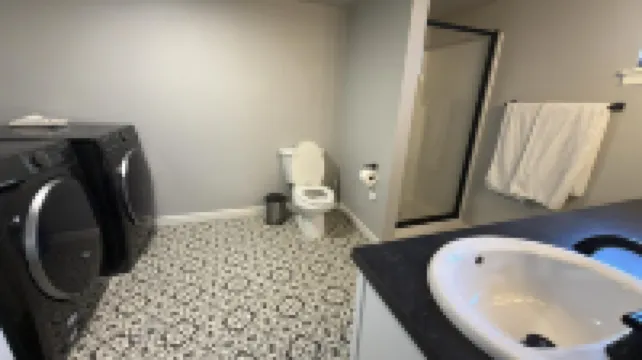 Modern 1Br Near Providence & Boeing - Fast WiFi & Work Desk