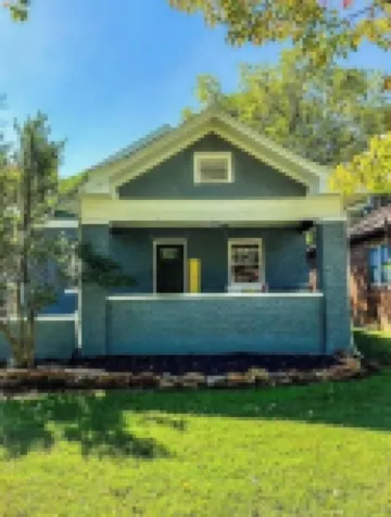 Hello Sunshine! Beautiful Bungalow in the Heart of Springfield!