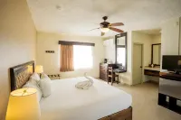 Petit Lafitte Beach Front Hotel & Bungalows - Tiny houses