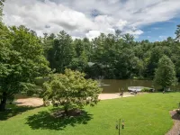 Lakeview 1BR Condo w Deck Walk to Village Hotéis em Flat Rock