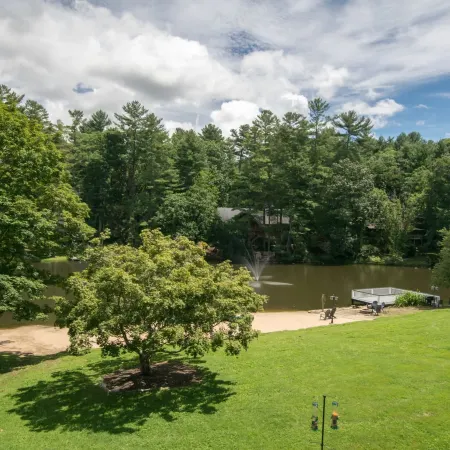 Lakeview 1BR Condo w Deck Walk to Village