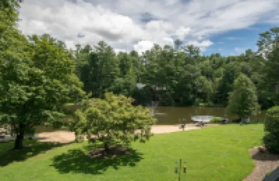 Lakeview 1BR Condo w Deck Walk to Village