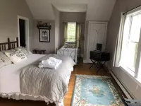 Josephine's on the Bay Bed and Breakfast Hotels in Hull
