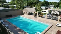 Tropical Hibiscus Caravan Park - Beach