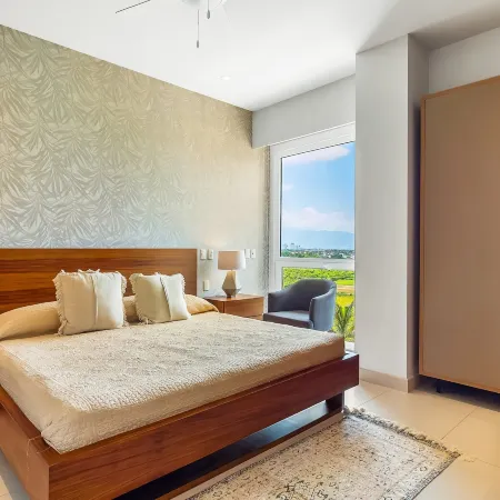 5th-floor apt Near the Ocean With Infinity Rooftop Pool, Balcony, Washer/dryer