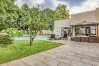Executive 4-Bedroom Home - Private Pools