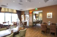 Premier Inn London Stansted Airport - С баром