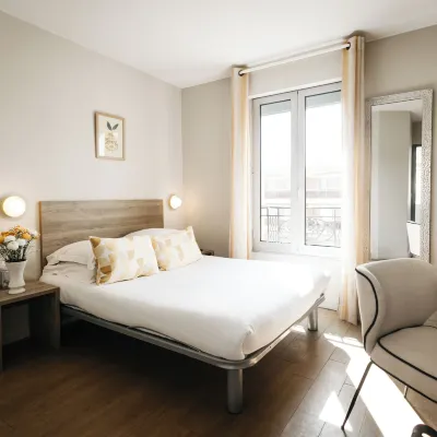 Hôtel le Petit Castel Hoteles cerca de Peynet Museum
