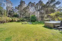 Rainforest Retreat w/ Hot Tub: Mins to Nat'l Park! - Boutique