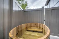 The Outrider Hotel - Pools