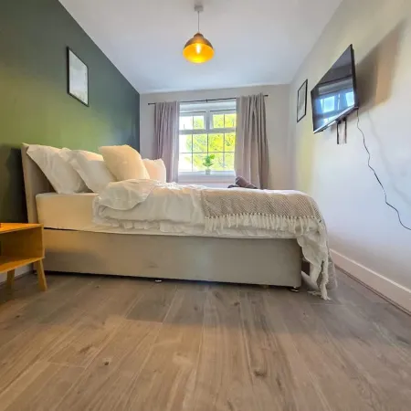 Perfect Booking 2 Bed Home in Merthyr Tydfil