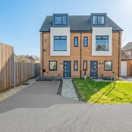 Perfect Booking 4 Bed Home in Swindon