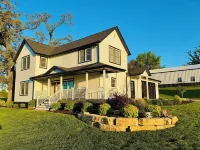 Remodeled 3-bed-3-bath Farmhouse near the John Deere Classic in the Quad Cities! Hotels in Henry County