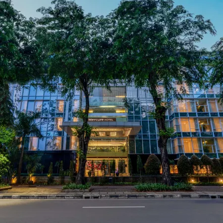 Mercure Jakarta Sabang Отели рядом с достопримечательностью «Железнодорожный вокзал Гамбир»