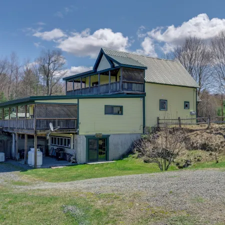 White Mountains Escape! Shared Patio + Yard