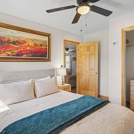 On Main Street 1 mile from Jacks Fork River! Central Eminence location! Hoteles en Condado de Shannon