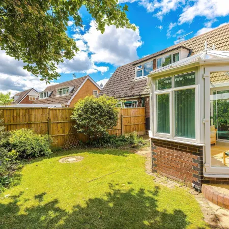 Lovely 2 Bed Home With Free Parking and Garden