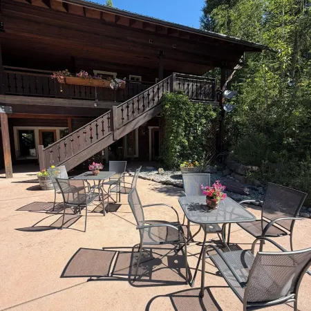 Glacier Guides Lodge