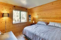 Decks + Fire Pit: Rustic-Modern Overgaard Cabin! - 3 estrellas