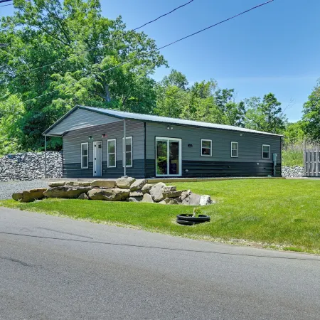 Steps to Mohawk River! 22 Mi to Saratoga Ractrack! Hotels in Halfmoon