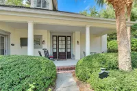 5 Mi to Old Town Bluffton: Cottage w/ Patio - parking
