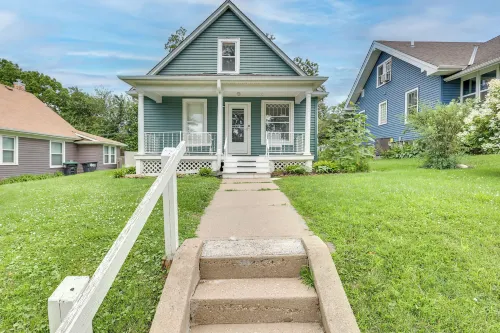 Walk to Nightlife District! Omaha Benson Bungalow - Homestays