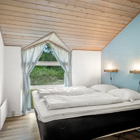 "Hariet" - 600m from the Sea