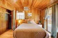 Couples Cabin w/ Luxury Deck, 1 Mi to Canyon Lake! - Country Houses
