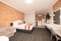 Country Gardens Motor Inn - parking